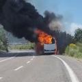 Τουριστικό λεωφορείο τυλίχθηκε στις φλόγες 