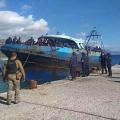 Ρυμουλκήθηκε στο λιμάνι της Παλαιόχωρας το πλοίο με τους μετανάστες