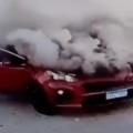 Αμάξι παίρνει φωτιά και καταστρέφεται σε δευτερόλεπτα
