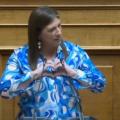 Βουλή: Με «καρδιές» απάντησε η Κωνσταντοπούλου στην επίθεση του ΚΚΕ