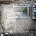 Η είσοδος με τους τέσσερις βωμούς δεξιά στην φωτογραφία