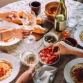 τραπέζι - φίλοι (φωτογραφία από create.vista.com)