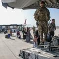 Βρετανός στρατιώτης επιτηρεί την επιχείρηση εκκένωσης από το αεροδρόμιο της Καμπούλ.