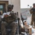 Αφγανιστάν. Αμερικανός στρατιώτης κρατά στην αγκαλιά του ένα μωράκι...