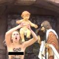 Οι FEMEN &quot;απήγαγαν&quot; τον Ιησού από τη φάτνη!