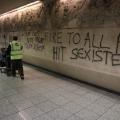 βεβήλωσαν αγάλματα στο μετρό της Ακρόπολης