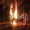 Στην πυρά, για δεύτερη φορά το χριστουγεννιάτικο δέντρο στα Εξάρχεια