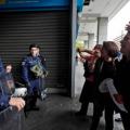 Εντασεις και προσαγωγές καθαριστριών έξω απο το Υπ. Οικονομικών