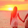 θάλασσα ηλιοβασίλεμα ερωτευμενο ζευγάρι