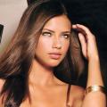 Μαθήματα ποδοσφαίρου απο ....την Adriana Lima ! (βίντεο)