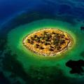 Αγοράζοντας 420.000 ζευγάρια γυαλιών, παίρνετε δώρο... ένα ελληνικό νησί!