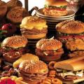 Το φαγητό με υπέρβαρα άτομα επηρεάζει την ποσότητα της παραγγελίας μας