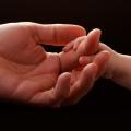 Δημιούργησαν τεχνητό χέρι που «νιώθει» το άγγιγμα (βίντεο)