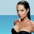 Τι πλαστική επέμβαση ετοιμάζεται να κάνει η Angelina Jolie; 