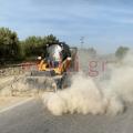 Το μηχάνημα της Περιφέρειας καθάρισε από τη σκόνη τον δρόμο