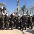 Ένταση με διαδηλωτές και ΜΑΤ έξω από την Αμυγδαλέζα