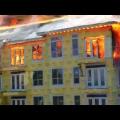 Βίντεο συλλαμβάνει τη συγκλονιστική διάσωση πυροσβέστη από φλεγόμενο κτίριο