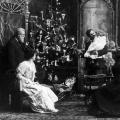 22 Δεκεμβρίου 1882: Ο Τόμας Έντισον στολίζει το πρώτο χριστουγεννιάτικο δέντρο με λαμπιόνια.jpg