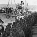 Συμμαχικά στρατεύματα φτάνουν στο λιμάνι της Σούδας.