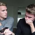 To συγκινητικό βίντεο με τα δίδυμα αδέρφια που εξομολογούνται στον πατέρα τους πως είναι gay
