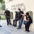 Συγγενείς του θύματος έξω από τα Δικαστήρια Ηρακλείου