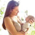 Γλυκα Νερά: Η Καρολάιν με το μωράκι της