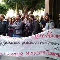 Πλήθος κόσμου στην Επιθεώρηση Εργασίας, στο πλευρό της εγκύου εργαζόμενης