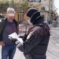 Αστυνομικός ελέγχει τη βεβαίωση πολίτη
