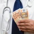 Για κακούργημα παραπέμπεται ο γιατρός για το φακελάκι των 50 ευρώ