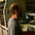Ελληνας τραγουδάει στο μπαλκόνι
