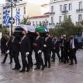 με την ελληνική σημαία, τη σημαία του ΠΑΣΟκ και τη σημαία του ΚΙΝΑΛ σκεπασμένο το φέρετρο