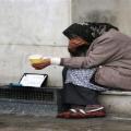 Πάνω από ένας στους τρεις Έλληνες ζει κοντά στο όριο της φτώχειας