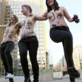 Οι FEMEN διαδηλώνουν υπέρ της Ελλάδας χορεύοντας συρτάκι και πίνοντας ούζο!