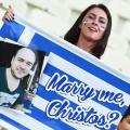 "Χρήστο, παντρέψου με" Η πρόταση γάμου στον χθεσινό αγώνα της Εθνικής