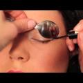 Δείτε πώς να φτιάξετε τη τέλεια γραμμή eyeliner με ένα κουτάλι!