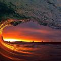 Εκπληκτικά ηλιοβασιλέματα… ακριβώς μέσα από τα κύματα!