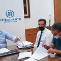 Σταύρος Αρναουτάκης, Κυριάκος Κώτσογλου, Νίκος Κατσαράκης, στην υπογραφή της σύμβασης