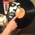 Ζωγράφισε τον Jimi Hendrix σε δίσκο Βινυλίου (βίντεο)