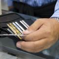 Ενωση Τραπεζών: Δεν αποκλείονται πολίτες άνω των 67 από τις πιστωτικές κάρτες