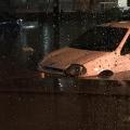 Το ΙΧ λίγο έλειψε να καλυφθεί από το νερό