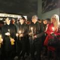 Με κεριά στα χέρια και υπό βροχή η συγκέντρωση για την επιστροφή των γλυπτών του Παρθενώνα