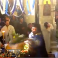 O αγιασμός που έγινε viral - Ιερέας &quot;μπουγελώνει&quot; πιστούς (βίντεο)