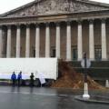 Άδειασε φορτηγό με κοπριά έξω από τη Γαλλική Βουλή 
