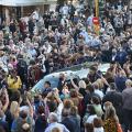 Πλήθος κόσμο υποδέχθηκε τη σορό του μεγάλου Έλληνα