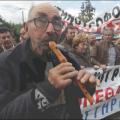 Με φλογέρες και πανό φτάνουν στη Βουλή οι κτηνοτρόφοι - Ένταση και χρήση χημικών στην πορεία τους 