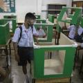 Μαθητές πίσω από πράσινα κουτιά στην Ταϊλάνδη