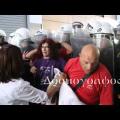 Βίντεο - ντροπή εκθέτει την Αστυνομία: Χτυπούν άνανδρα καθαρίστρια έξω από το ΥΠΟΙΚ