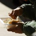 Χωρίς τροφή από χτες 140 μεταναστές στα Χανιά γιατί δεν υπάρχει κονδύλι σίτισης