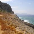 Εγκλωβίστηκε στα βράχια της Μιλάτου αλλά τη γλύτωσε με κατάγματα