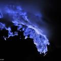 Περίεργο φαινόμενο: Μπλε φλόγες σε ηφαίστειο της Ινδονησίας.